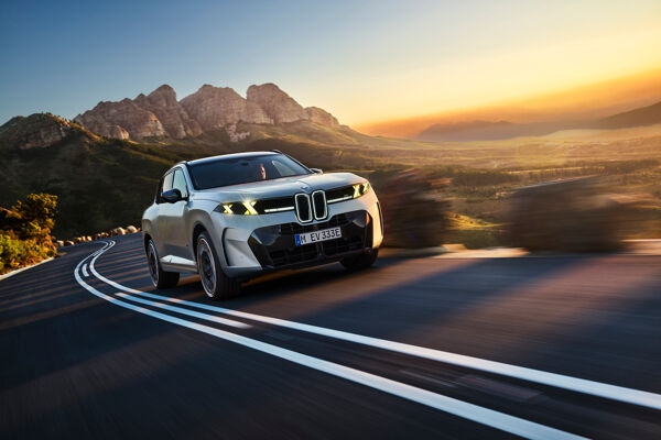 P90646110_highRes_bmw-x5-m60e-xdrive-0.jpg