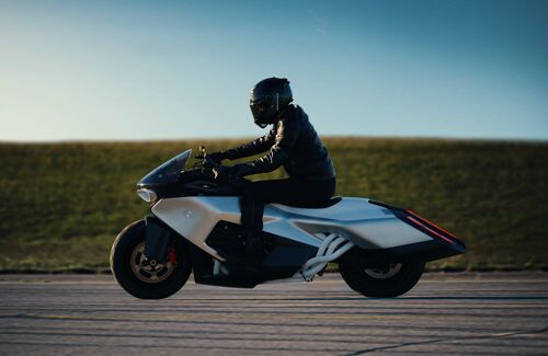 DI26_000408111_V1_C_Original-(jpg,-CMYK)_sRGB_BMW-Motorrad-Vision-K18