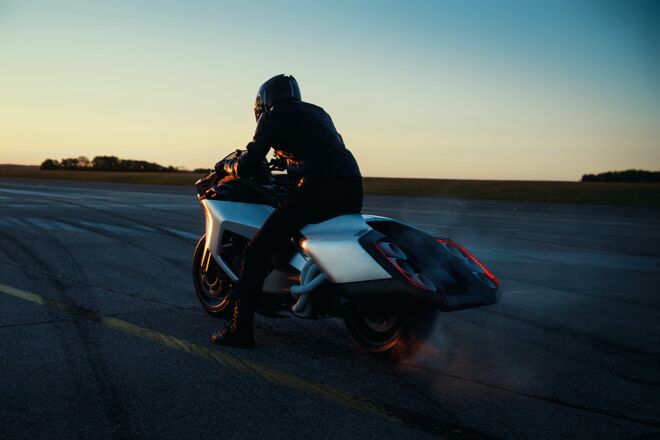 DI26_000408115_V1_C_Original-(jpg,-CMYK)_sRGB_BMW-Motorrad-Vision-K18