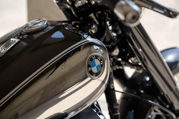 P90488244_highRes_bmw-r-18-100-years-1