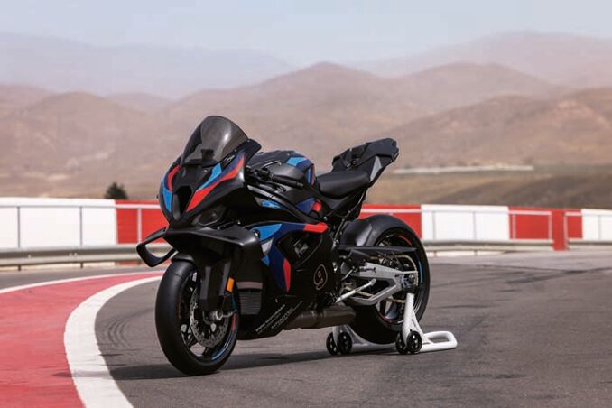 DI26_000416455_V1_C_Original-(jpg,-CMYK)_sRGB_BMW-M-1000-RR