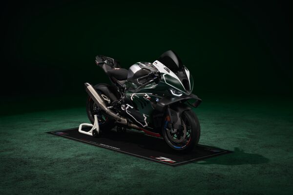 DI26_000410217_V1_C_Original-(jpg,-CMYK)_sRGB_BMW-M-1000-RR-Limited-Edition-Isle-of-Man-T - kopie