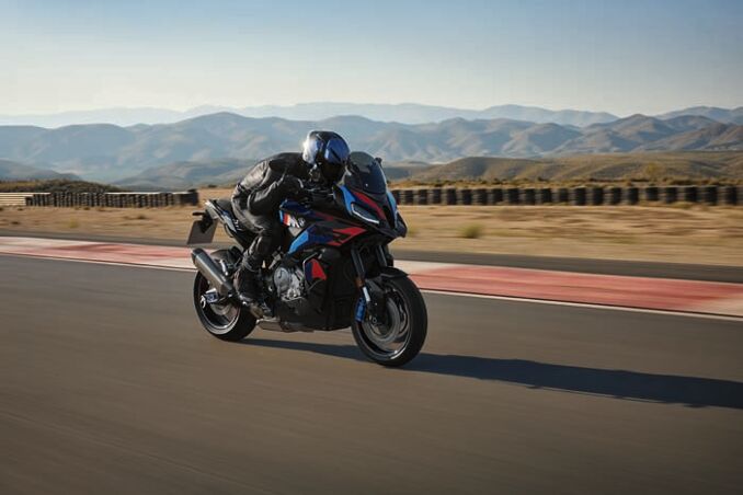 DI26_000410711_V1_C_Original-(jpg,-CMYK)_CMYK_BMW-M-1000-XR-–-Jacket-