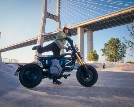 P90512790_highRes_the-new-bmw-ce-02-07