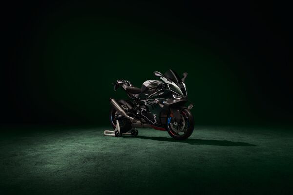 DI26_000405218_V1_C_Original-(jpg,-CMYK)_BMW-M-1000-RR-Limited-Edition-Isle-of-Man-TT---w - kopie