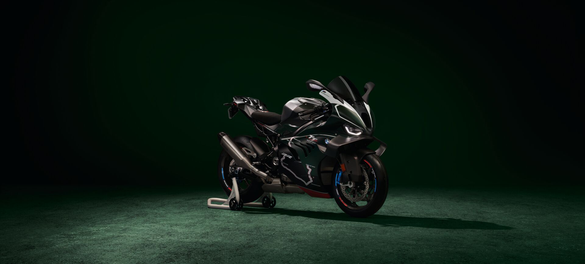 DI26_000405218_V1_C_Original-(jpg,-CMYK)_BMW-M-1000-RR-Limited-Edition-Isle-of-Man-TT---w - kopie
