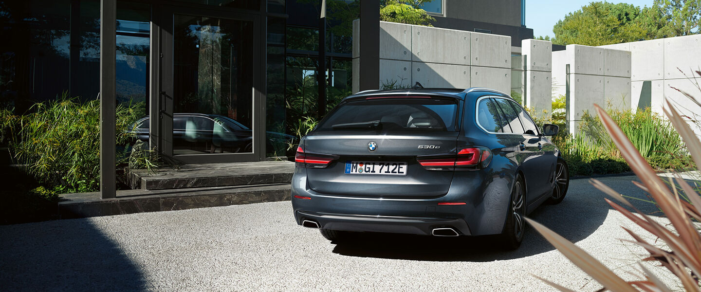 bmw-5-series-touring-highlights-design-mosaic-gallery-desktop-02.jpg