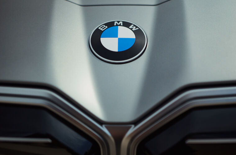 DI26_000384624_V1_O_sRGB_BMW-i7-Saloon-Sedan-(G70-LCI)---This-motif-shows-in-a-close-up-t.jpg