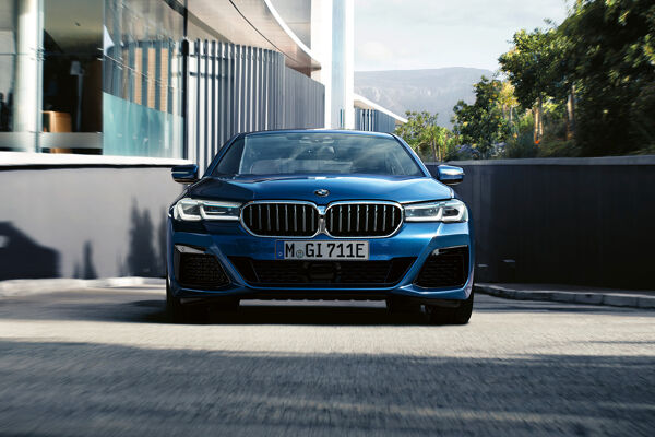 bmw-5-series-sedan-highlights-design-mosaic-gallery-desktop-01.jpg