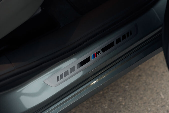 DI26_000452840_V2_O_sRGB_BMW-iX4-(NA7-BEV)---PERSPECTIVE-TO-BE-FILLED.jpg